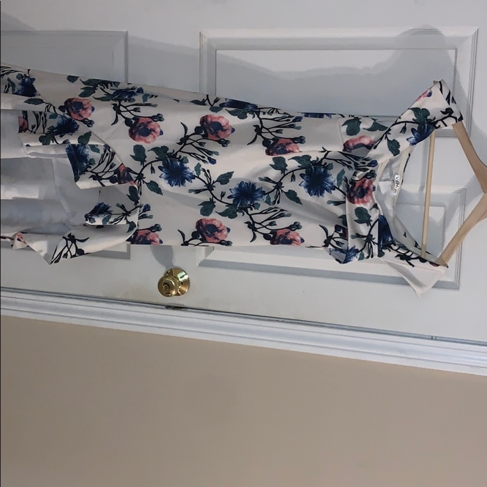 Off the shoulder floral dress - Picture 2 of 3